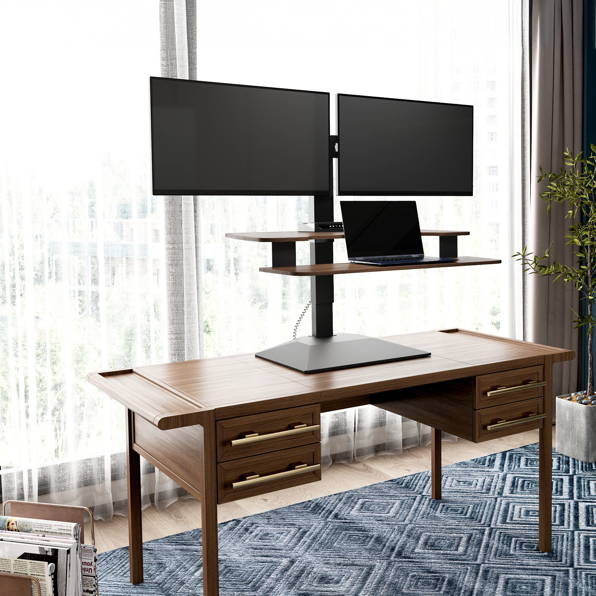VariDesk Premier Electric Dual-Monitor en finition noyer, relevé sur un bureau support séparé ; deux écrans sont visibles dans la scène mise en scène